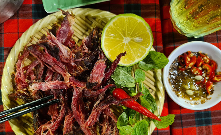 Thịt trâu gác bếp