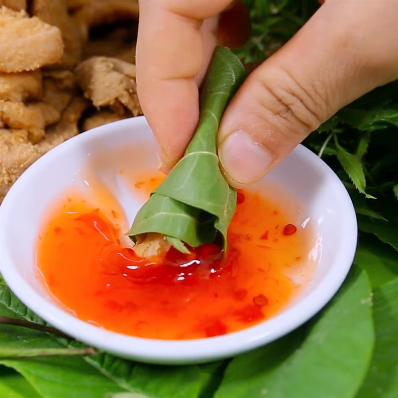 Thịt chua ăn kèm với các loại rau sống