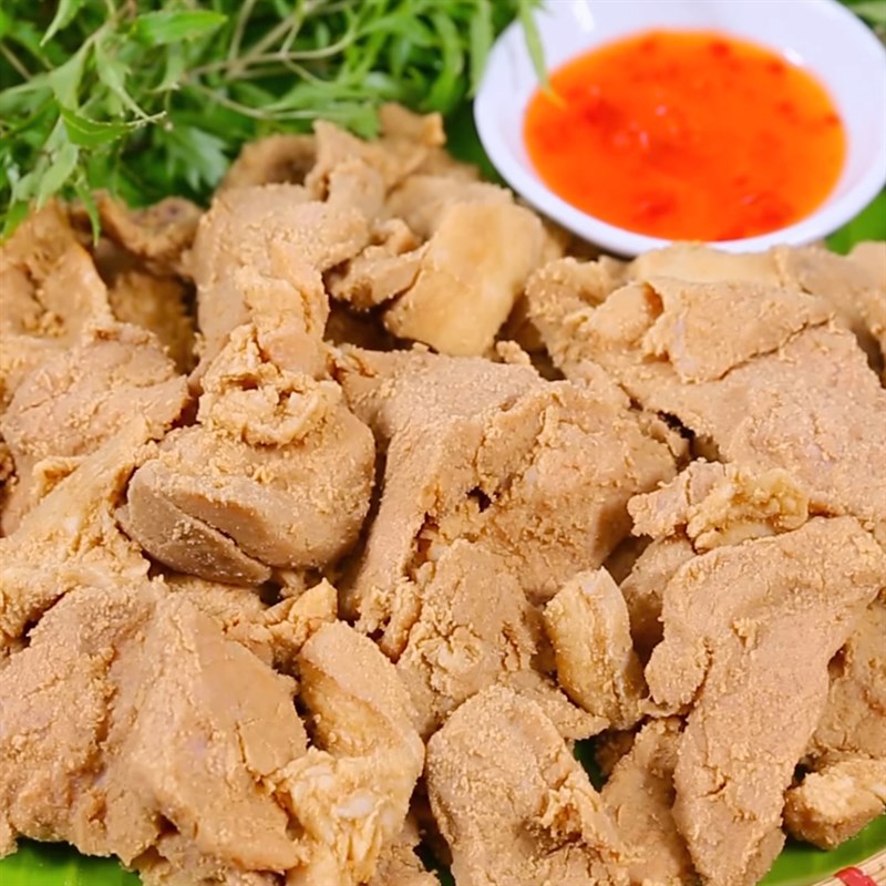 Thịt chua ăn kèm với các loại rau sống