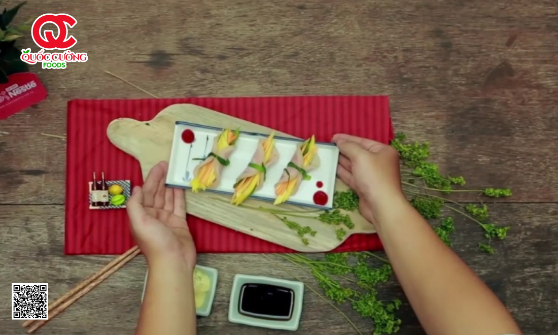 Chân giò xông khói cuộn xoài xanh