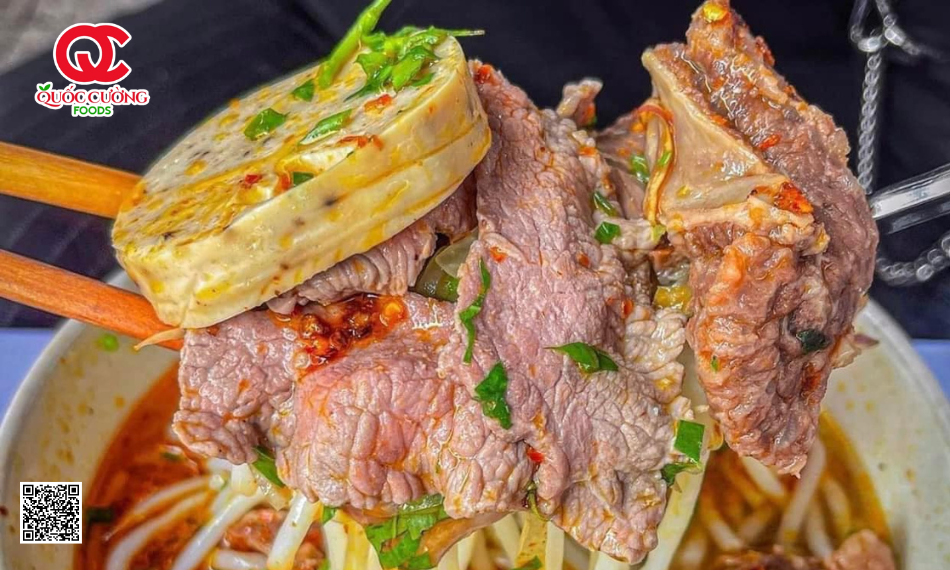 Chả lụa ăn kèm với bún