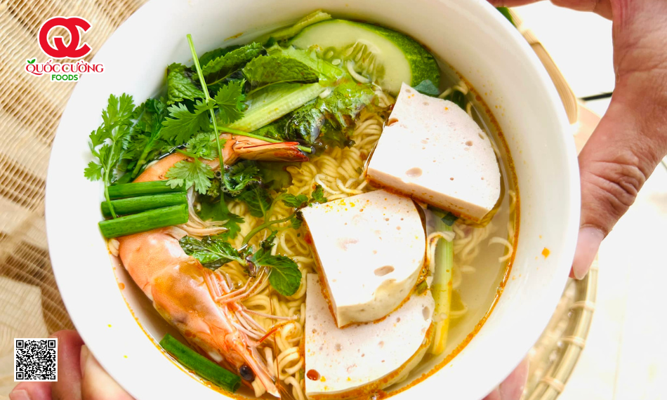 Chả lụa ăn kèm với mì