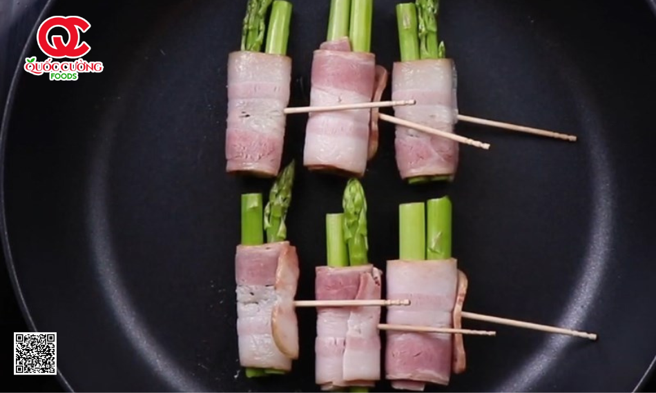 Thịt xông khói cuộn măng tây