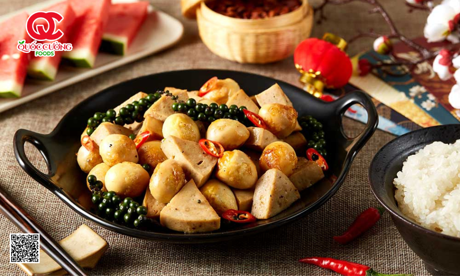 cách làm chả lụa kho trứng cút