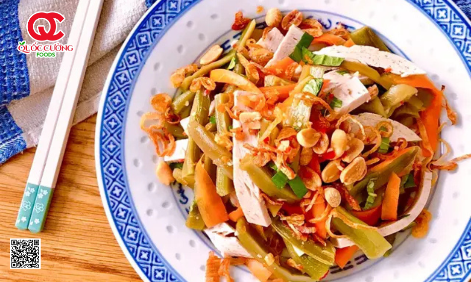 Gỏi rau tiến vua chả lụa chính là sự lựa chọn hoàn hảo để làm mới bữa ăn của bạn. Từ những miếng rau tiến vua giòn rụm, kết hợp cùng