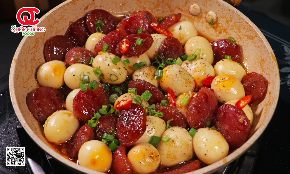 lạp xưởng xông khói rim trứng cút