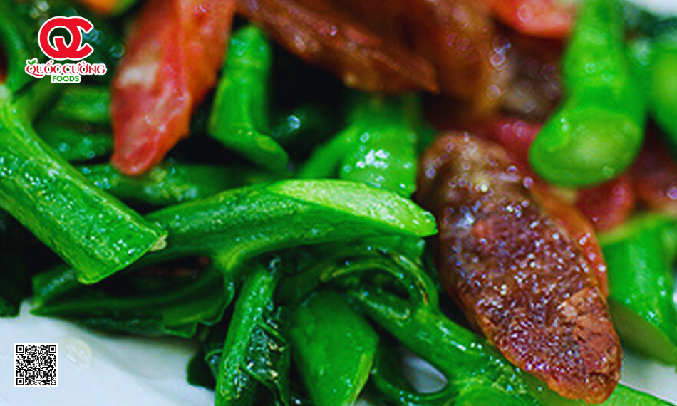 Hướng dẫn chi tiết cách làm lạp xưởng hun khói xào rau cải